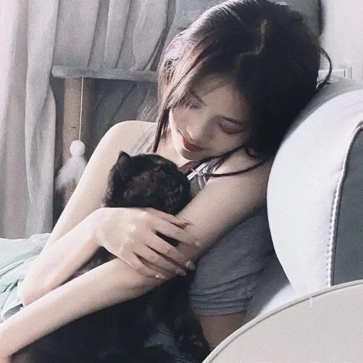 独自夜归的女孩